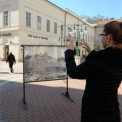 Egykori szegedi utcaképek a Móra Ferenc Múzeum köztéren kiállított fotóin