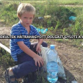 A “menekültek” szétdobált dolgait gyűjti a délvidéki magyar kisfiú!