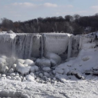 Jég és hó borítja a tájat a Niagara-vízesésnél New York államban