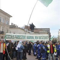 Munkakörülményeik javításáért tüntettek EDF Démász-dolgozók