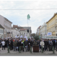 Munkakörülményeik javítása érdekében tüntettek az EDF Démász dolgozói Szegeden