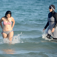 Vita a burkiniről – több helyen is betiltották a muszlim strandviseletet